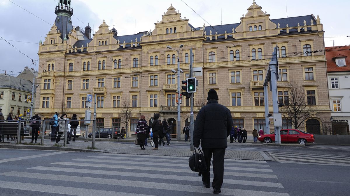 Právnické fakultě v Plzni hrozí omezení akreditace